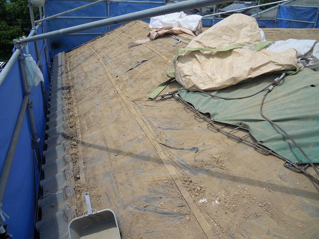 瓦と土を撤去した屋根